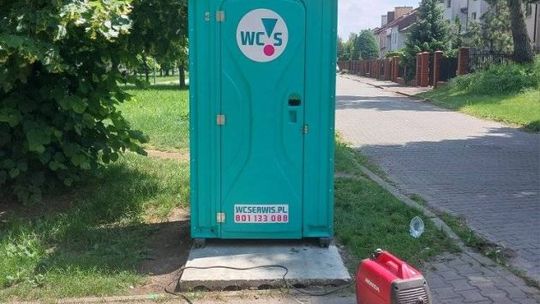 Radomianie się doczekali. W parkach stanęły toalety