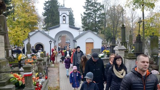 Radomianie tłumnie odwiedzają cmentarze