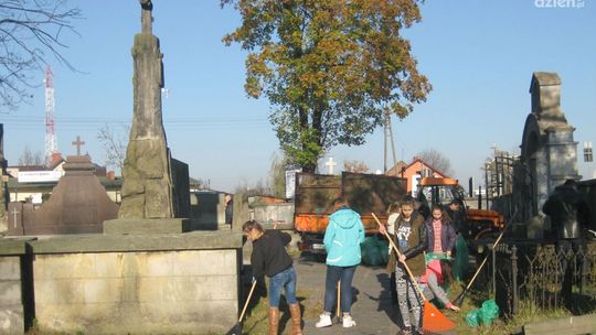 Radomscy uczniowie uporządkują cmentarz