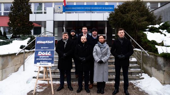 Radomska Konfederacja protestowała przed urzędem skarbowym w sprawie KSeF