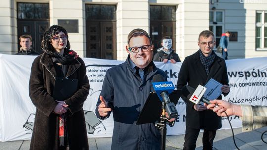 Radosław Witkowski w krzywym zwierciadle. Satyryczna wystawa Młodzieży Wszechpolskiej