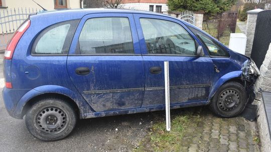 Rajd pijanego kierowcy skończony na ogrodzeniu