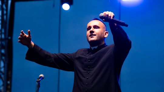 Rapujący duchowny i Rodzina Pospieszalskich. Wyjątkowy koncert upamiętnił rocznice śmierci ks. Romana Kotlarza