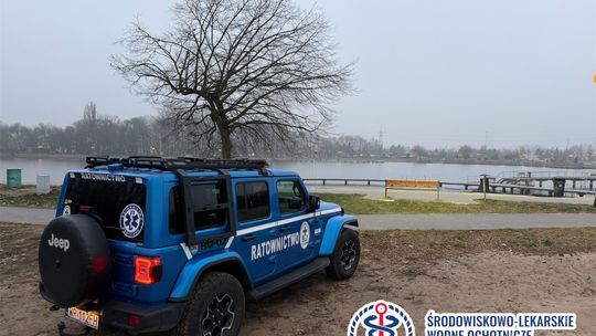 Ratownicy ocalili łabędzia w Radomiu, ale przestrzegają też ludzi. "Ostrożnie na lodzie!" ŚL WOPR Radom