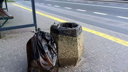 Regularnie podrzucają śmieci. Kto zapłaci za ich wywóz?