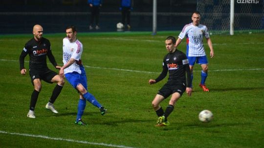 Remis Broni w deszczu