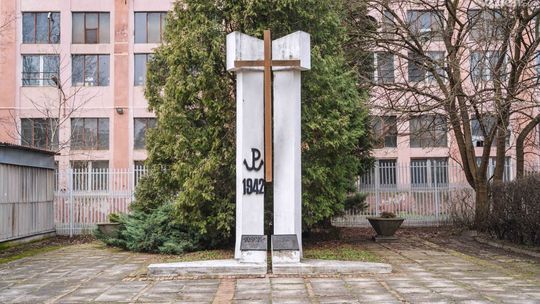 Remont pomnika pomordowanych pracowników Fabryki Broni