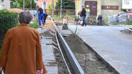 Remontują chodnik i parking