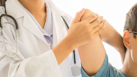 Reumatolog – czym się zajmuje? Kiedy warto pójść do reumatologa?