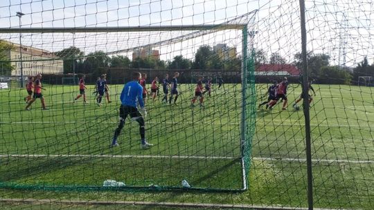 Rewelacyjny beniaminek wciąż wygrywa. Grała IV liga