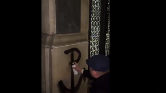 Robert Bąkiewicz graficiarzem? Pomazał sprayem zabytkowy budynek Robert Bąkiewicz graficiarzem? Pomazał sprayem zabytkowy budynek