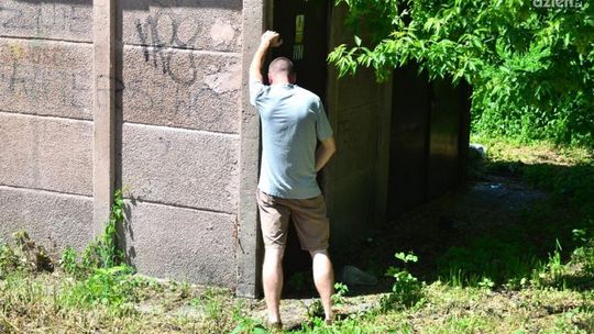 Robią sobie toalety z ulic