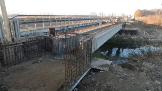 Robili oświetlenie na kładce. Uszkodzili ścieżkę