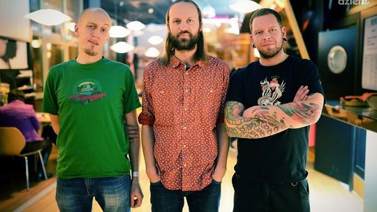 Rockandrollowe trio Popsysze w Czytelni Kawy