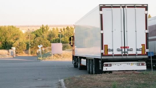 Rodzaje naczep w transporcie - którą wybrać do swojego ładunku?