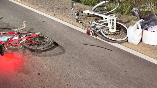 Rodzina jadąca rowerami potrącona przez samochód w Wierzbicy. Dwoje dzieci trafiło do szpitala