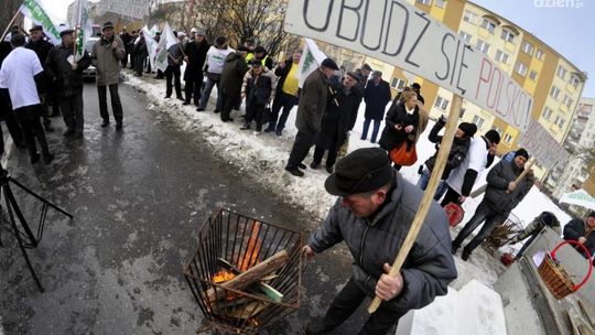 Rolnicy protestowali pod biurem Ewy Kopacz