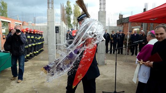 Rośnie potężna strażacka strażnica