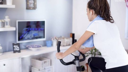 Rower stacjonarny w domu – jak wybrać odpowiedni model? Przegląd parametrów, rodzajów i cen