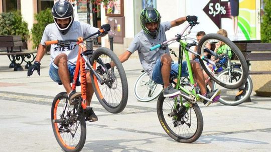 Rowerowi akrobaci na deptaku