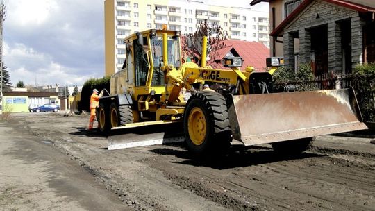 Równają gruntowe drogi