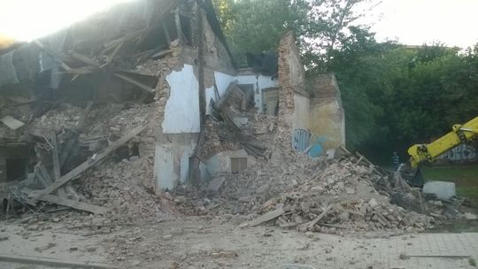 Rozbierają ruderę przy Staromiejskiej
