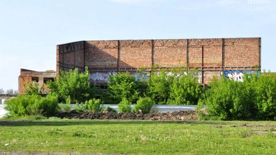 Rozbiórka ruin hali przy Struga prawie zakończona