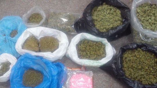 Rozbita grupa przestępcza. Broń i setki tabletek ekstazy