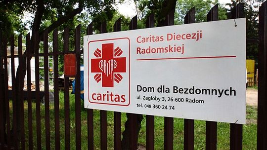 Rozdają maseczki bezdomnym