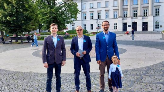 Rozdawali kwiaty lnu czcząc pamięć ofiar rzezi wołyńskiej