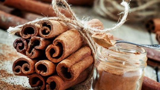 Rozgrzewające przyprawy: cynamon, kardamon, imbir, kurkuma