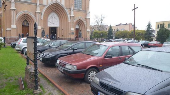 Rozjeżdżają nowy plac przed katedrą!