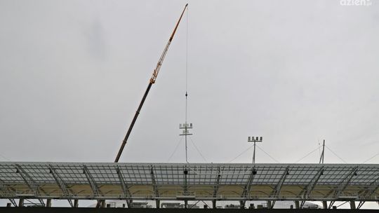 Rozpoczął się montaż oświetlenia na trybunie południowej stadionu przy ul. Struga 63