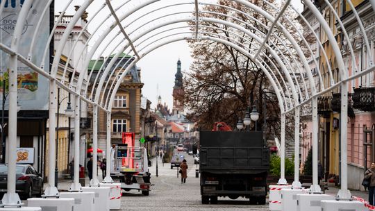 Rozpoczął się montaż tunelu świetlnego na ul. Żeromskiego w Radomiu