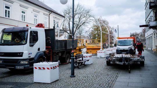 Rozpoczął się montaż tunelu świetlnego na Żeromskiego