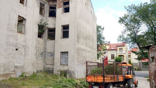 Rudera przy Reja stoi, ale teren wokół uprzątnięto