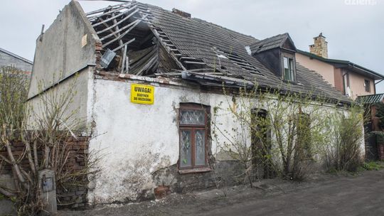 Rudera przy ul. Dobrej nadal straszy