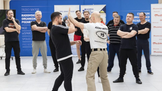 Ratownicy z Radomia ponownie na szkoleniu z samoobrony – program „Bezpieczny Radom” trwa