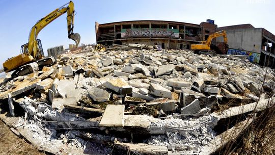 Ruszyła rozbiórka ruin hali sportowej przy ulicy Struga