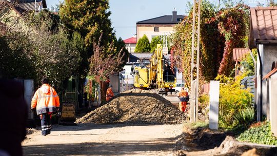 Ruszyły prace na ul. Równej. Powstanie tam asfalt