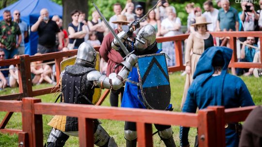 Rycerze przybyli na iłżecki zamek. Ile waży rycerska zbroja?