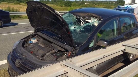 S7. Barierka wpadła do auta i raniła osoby