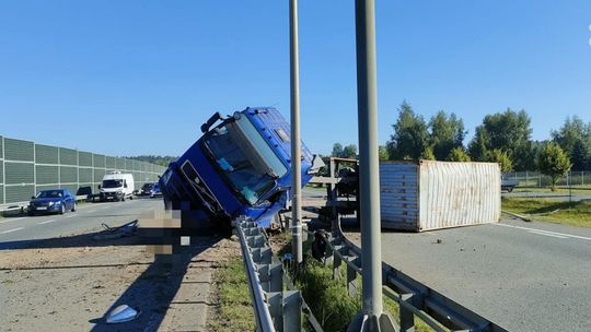 S7 do Warszawy zablokowana. Wystrzeliła opona