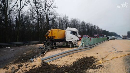 S7 zablokowana. Na drogę wysypała się kukurydza