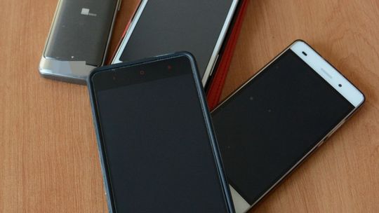 Salony Drogi Mlecznej - ciemna strona social mediów