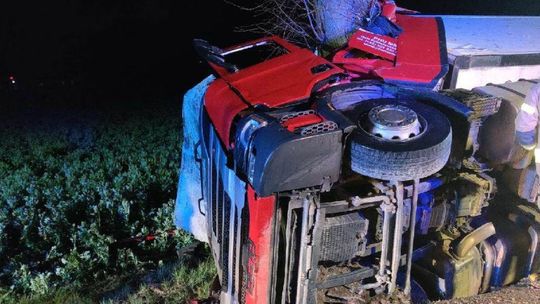 Samochód ciężarowy wypadł z drogi. Kierowca w szpitalu