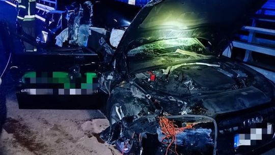 Samochód osobowy uderzył tył naczepy ciężarówki