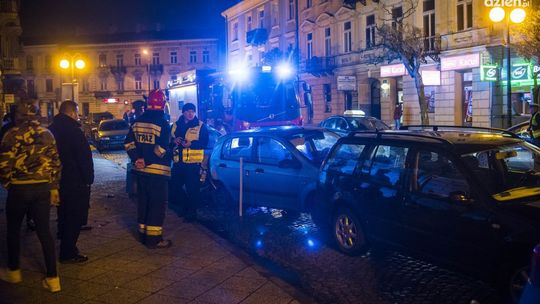 Samochód uderzył w zaparkowane auta