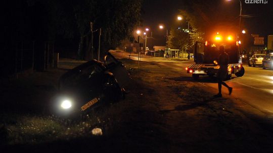 Samochód w rowie na Wolanowskiej