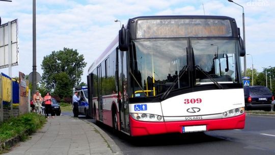Samochód wjechał w autobus